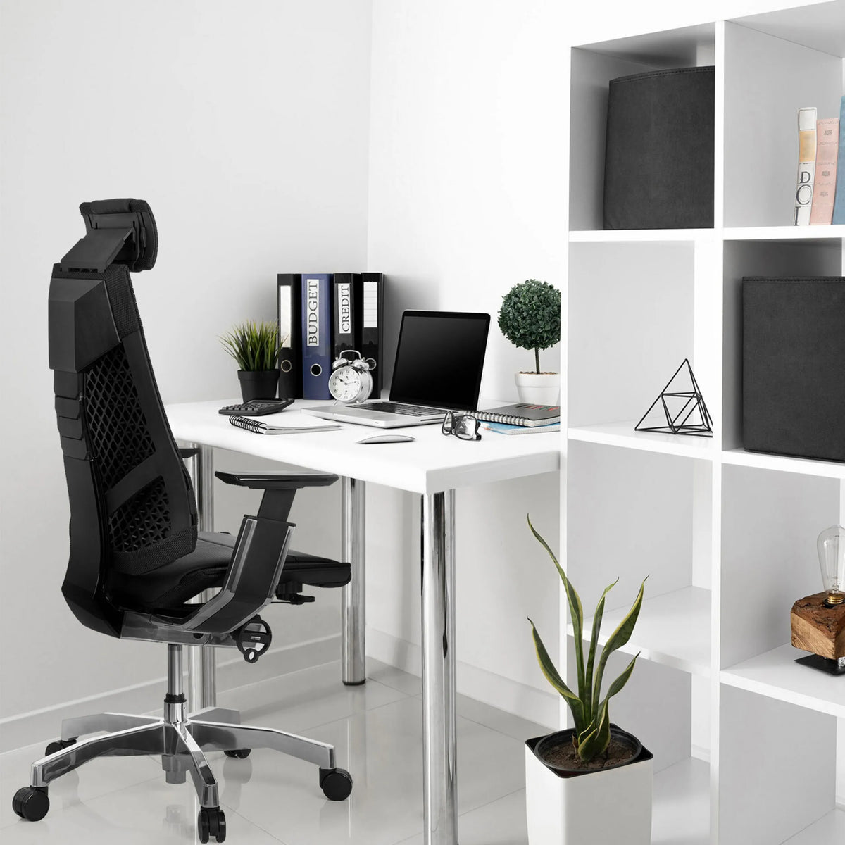 Musta nahkainen high end -toimistotuoli GENIDIA PRO valkoisen työpöydän ääressä, valmistaja hjh OFFICE