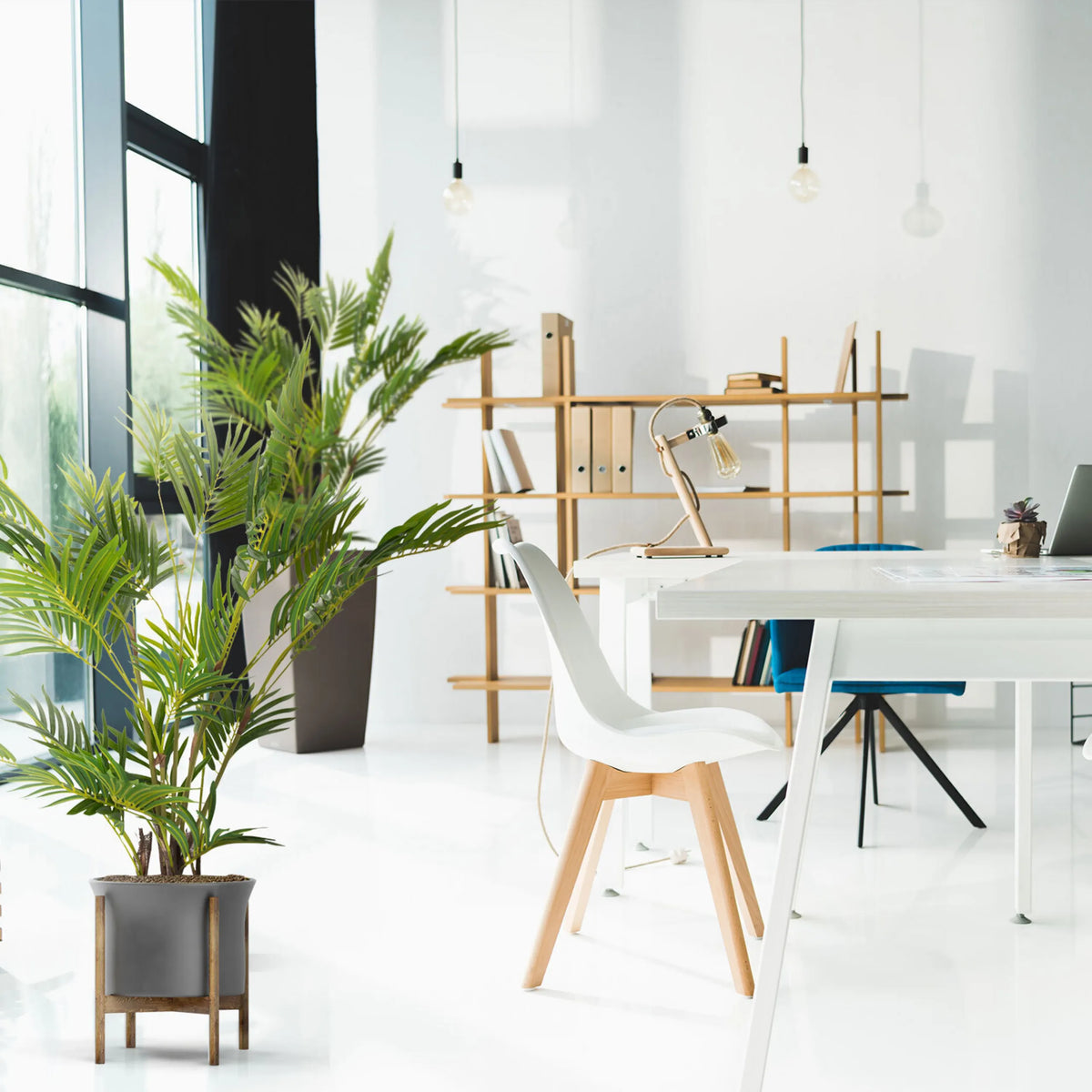 Vihreä tekokasvi ARECA I harmaassa ruukussa puujalustalla, valmistaja hjh OFFICE