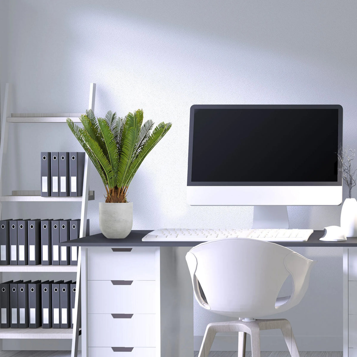 Tekokasvi CYCAS vihreänä harmaassa ruukussa työpöydällä, valmistaja hjh OFFICE