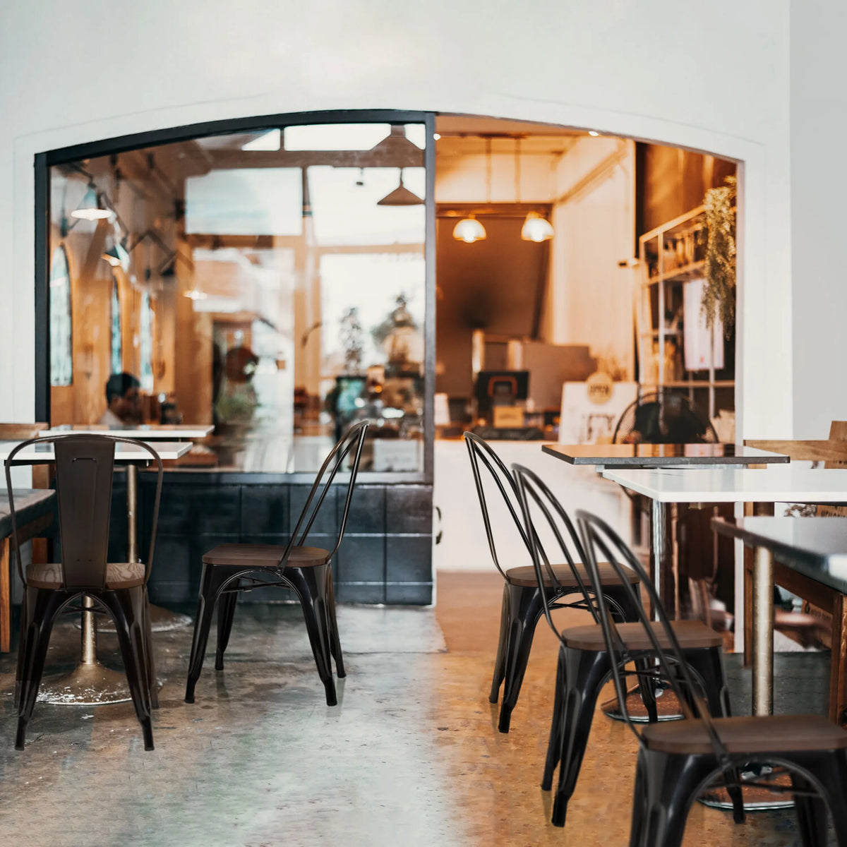 Mustat Bistrotuolit VANTAGGIO COMFORT W metallirungolla pöytien ääressä kahvilassa, valmistaja hjh OFFICE