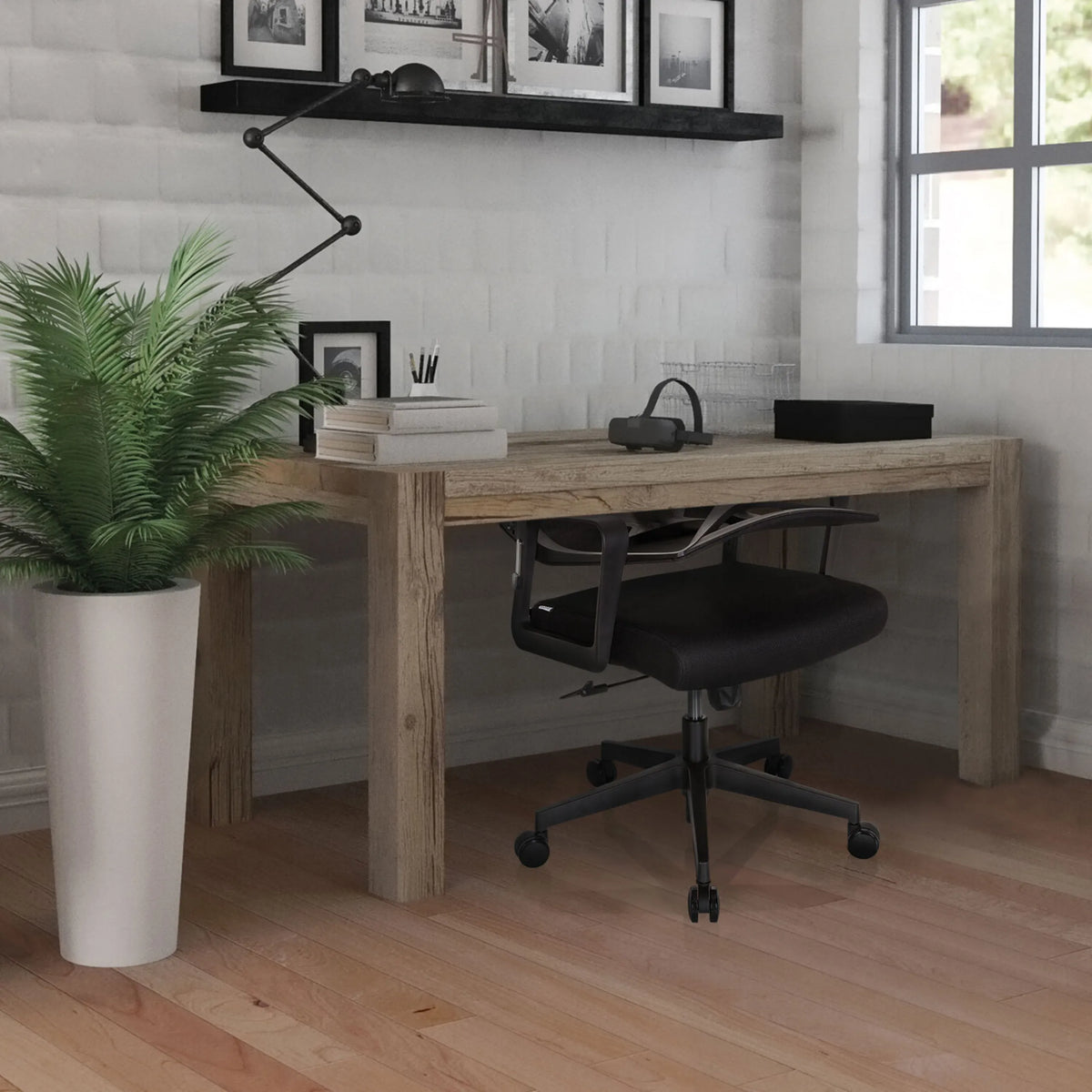 Musta Home Office -toimistotuoli ENCO puupöydän ääressä valoisassa huoneessa, valmistaja hjh OFFICE
