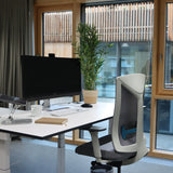 Harmaa HALIFAX WORK korkea työtuoli valkoisen työpöydän ääressä valoisassa huoneessa, valmistaja hjh OFFICE