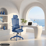 Sininen Ergomy Colore Home Office -toimistotuoli, jossa on verkkoselkänoja ja niskatuki, valmistaja MyBuero (tekoälyllä luotu kuva)
