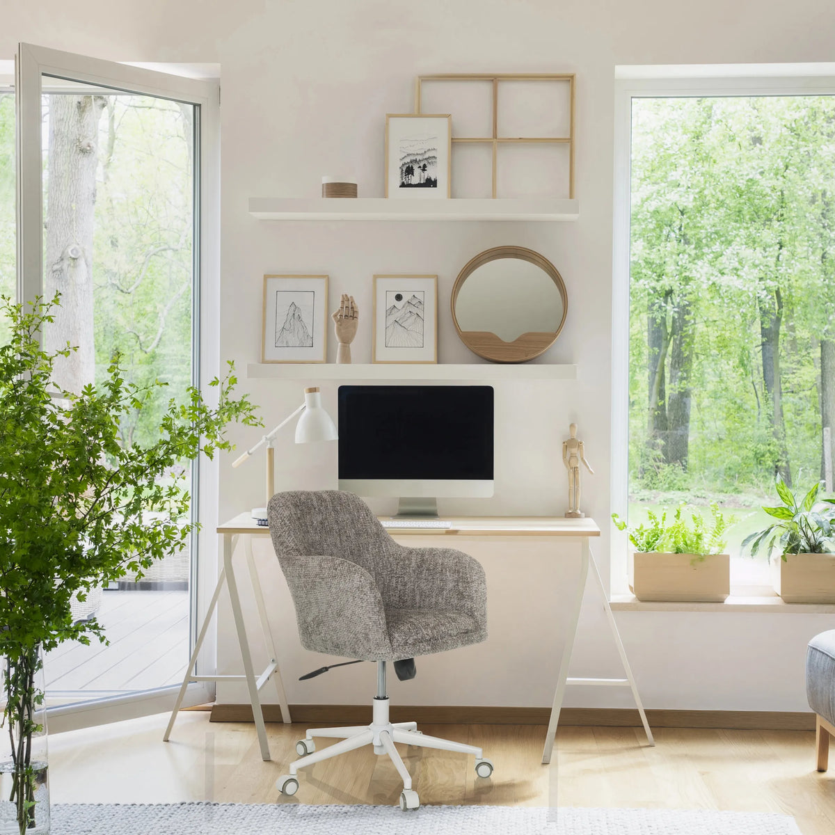 Home Office -toimistotuoli SOLAO HOME harmaana kangasverhoilulla ja valkoisella jalustalla työpöydän ääressä, valmistaja hjh LIVING