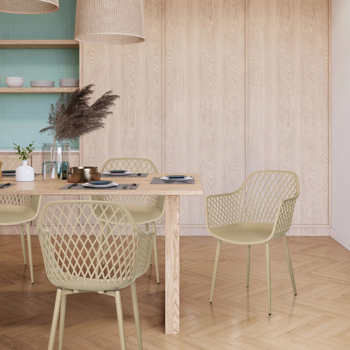Beige ulkotuoli BEGIO L, jossa on verkkoselkänoja ja käsinojat, valmistaja hjh LIVING