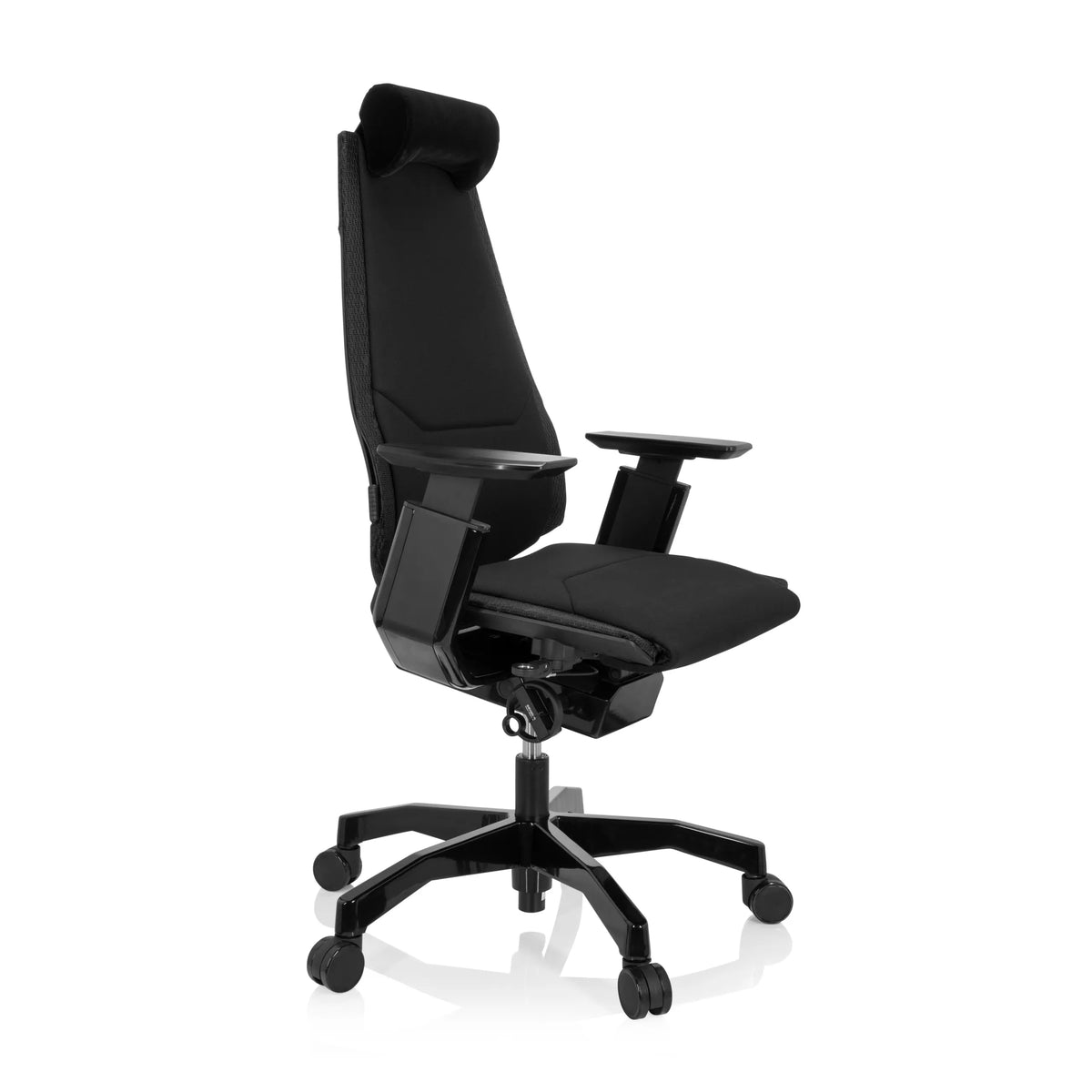 Musta High End -toimistotuoli GENIDIA BLACK kangasverhoilulla ja viisijalkaisella rullajalustalla, valmistaja hjh OFFICE – 360 asteen näkymä (etuviistonäkymä 60°)