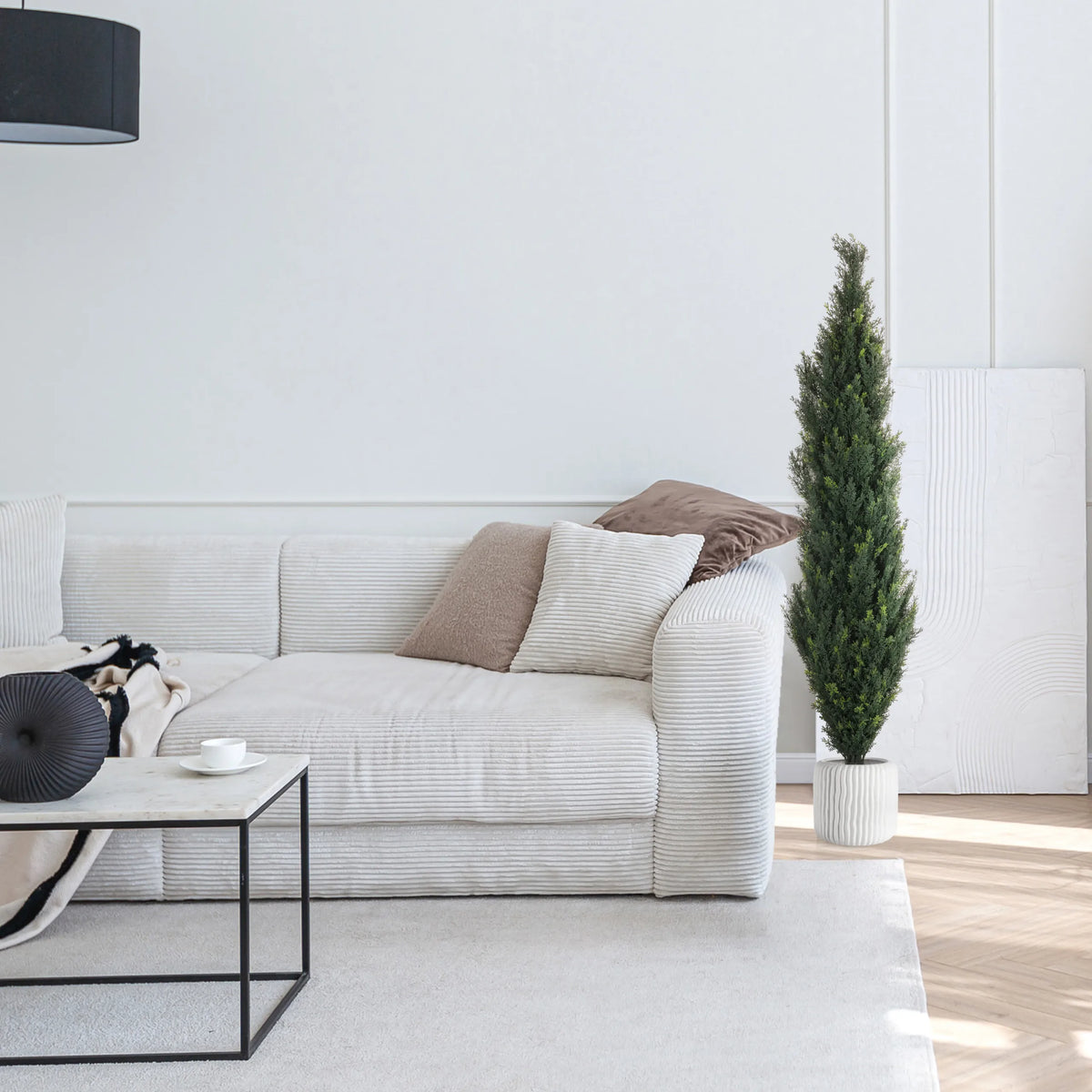 Vihreä tekokasvi CEDRUS valkoisessa ruukussa valkoisen sohvan vieressä, valmistaja hjh OFFICE