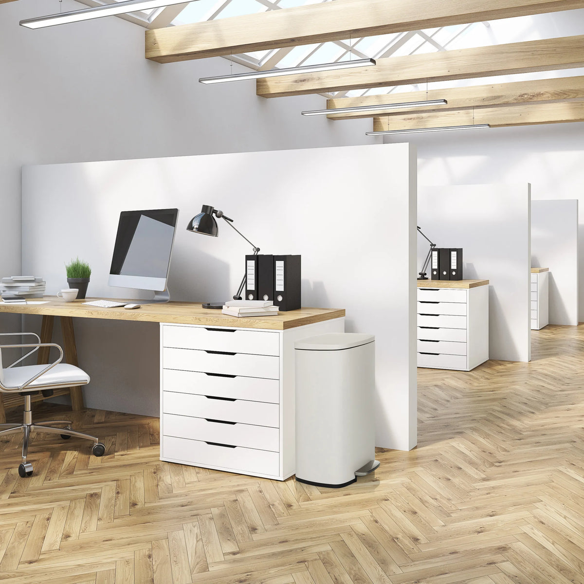 Beiger Mülleimer CLEAN XV mit 50 Litern Fassungsvermögen neben einem weißen Schreibtisch von hjh OFFICE