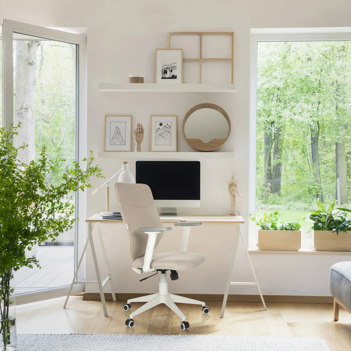 Beige COSIO II Home Office -toimistotuoli käsinojilla työpöydän ääressä valoisassa huoneessa, valmistaja hjh OFFICE