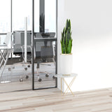 Vihreä tekokasvi SANSEVIERIA valkoisessa ruukussa sivupöydällä, valmistaja hjh OFFICE