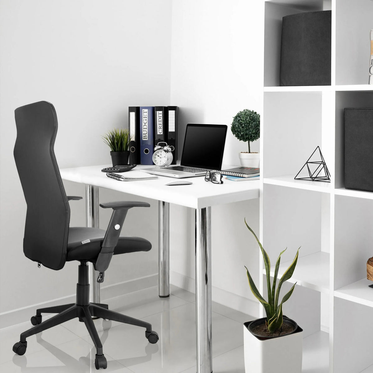 Musta Home Office -toimistotuoli ARTON 30 käsinojilla ja pyörillä valkoisen työpöydän ääressä, valmistaja hjh OFFICE