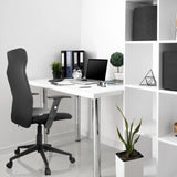 Musta Home Office -toimistotuoli ARTON 30 käsinojilla ja pyörillä valkoisen työpöydän ääressä, valmistaja hjh OFFICE