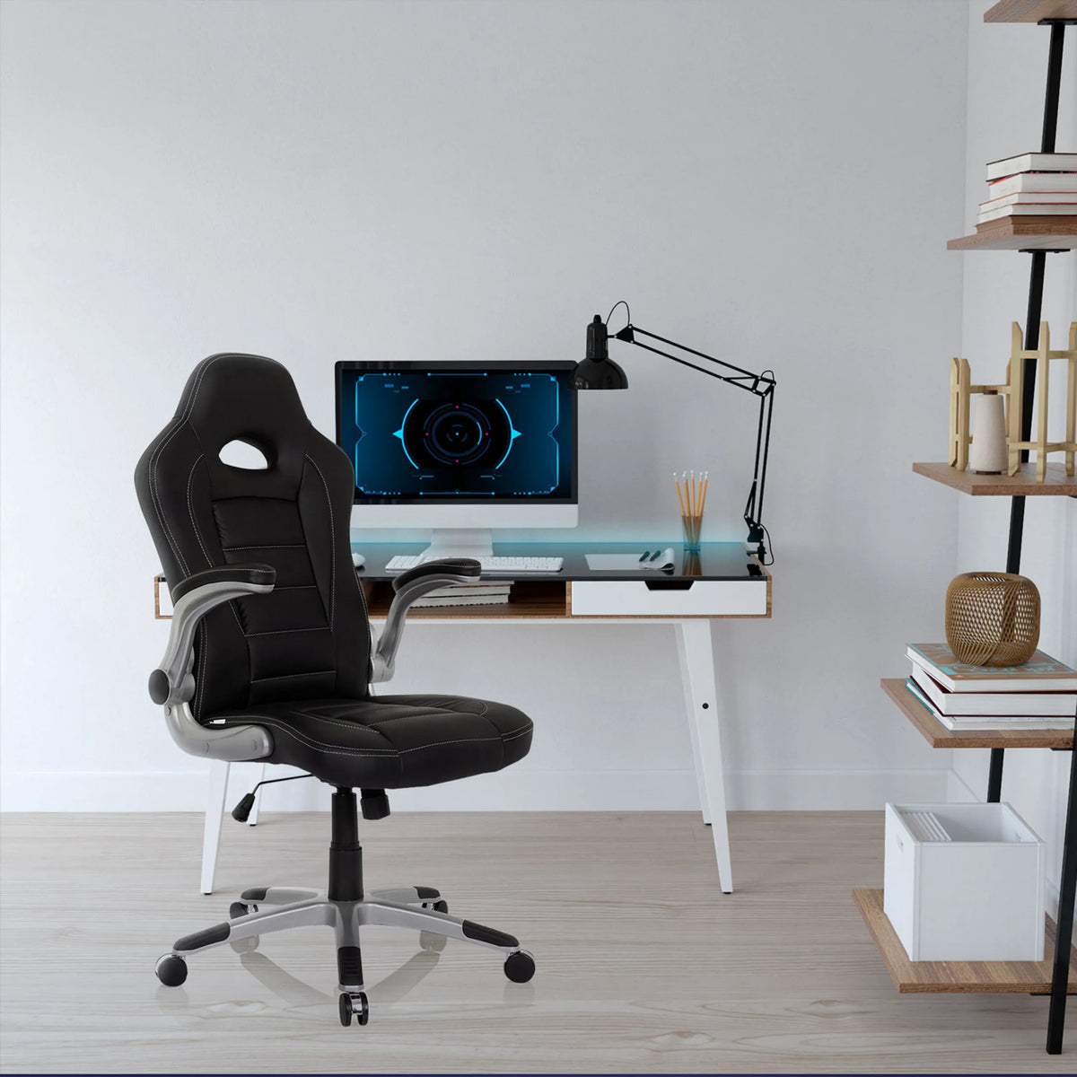 Musta pelituoli GAME SPORT käsinojilla ja pyörillä työpöydän ääressä, valmistaja hjh OFFICE