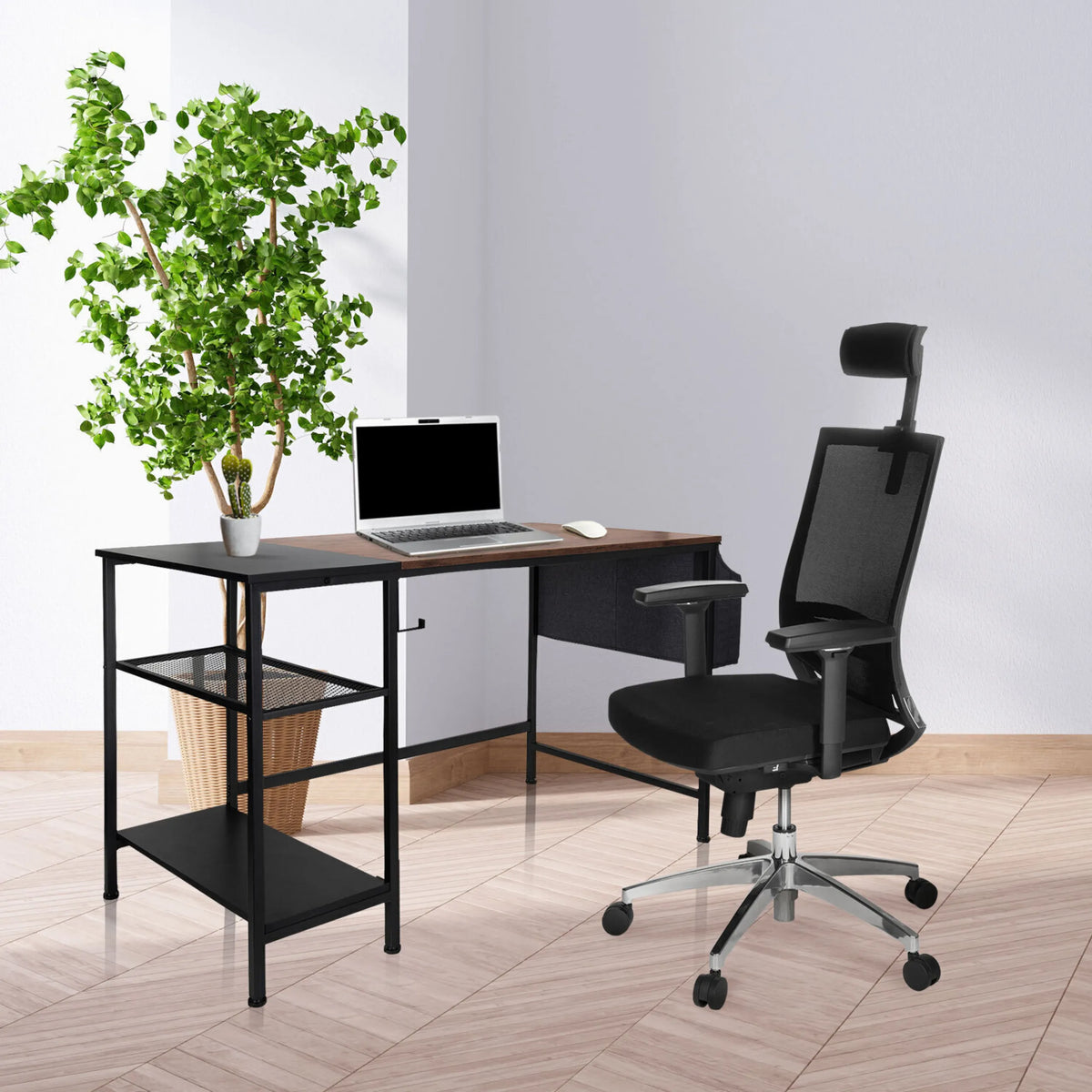 Kirjoituspöytä WORKSPACE H I mustana ja ruskeana, jossa on kaksi hyllyä ja musta toimistotuoli, valmistaja hjh OFFICE
