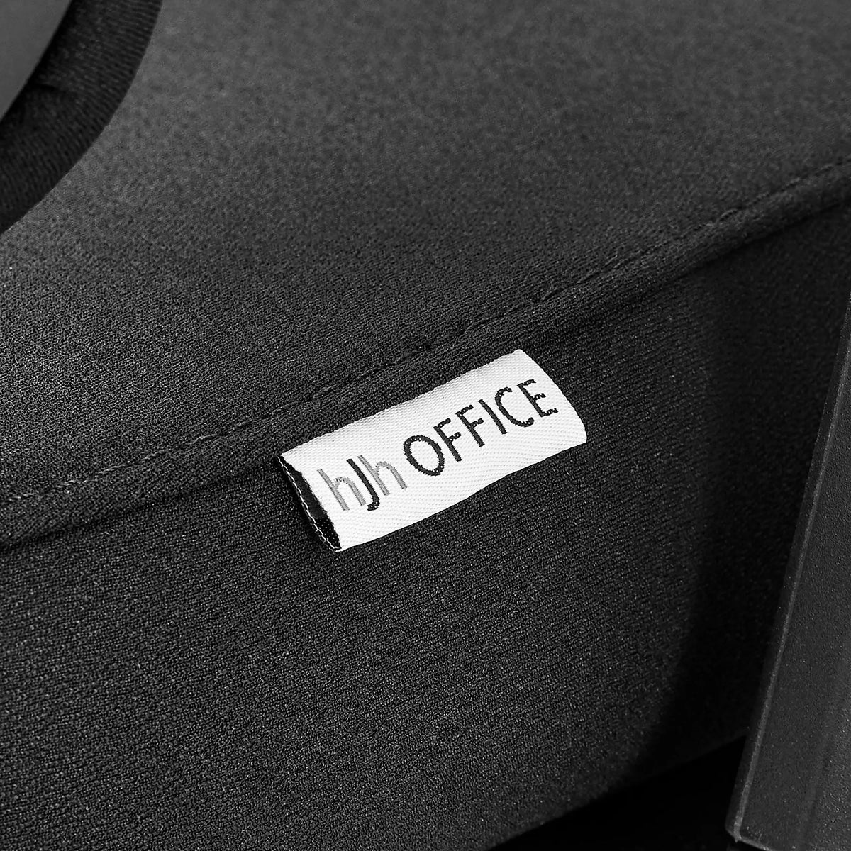 Kudottu logolappu Ammattitason toimistotuoli Ergomy F 2-tuolin mustassa kangasverhoilussa, valmistaja hjh OFFICE