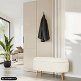 Valkoinen STORIANO-penkki kangasverhoilulla ja vaaleilla puujaloilla, valmistaja hjh LIVING (tekoälyllä luotu kuva)