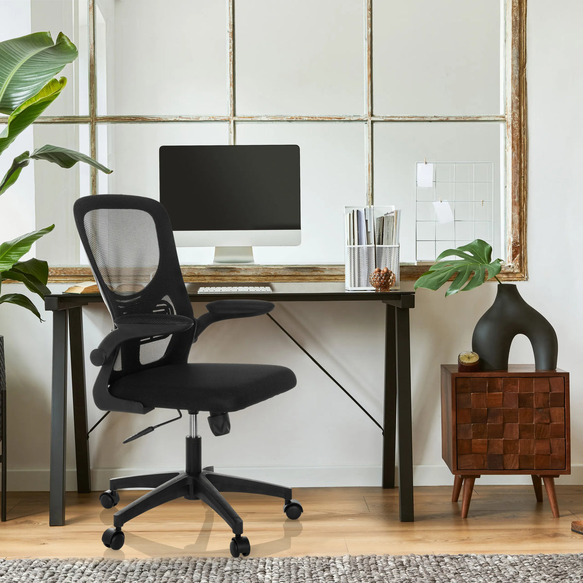 Musta Home Office -toimistotuoli BELIO verkkoselkänojalla ja pyörillä, valmistaja hjh OFFICE