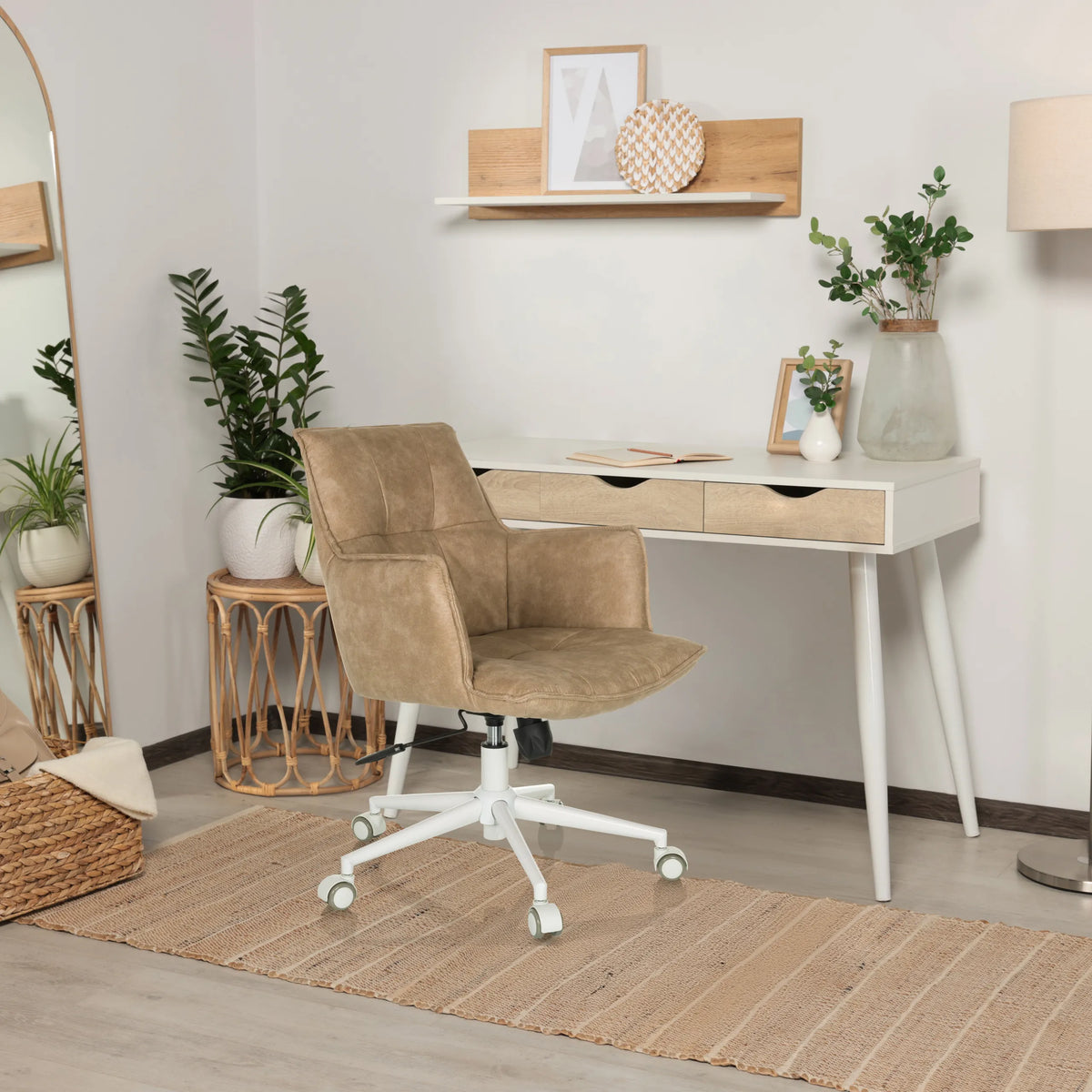Beige Home Office -toimistotuoli SOLAO LIFE W, jossa on valkoinen jalkaristi ja pyörät, valmistaja hjh LIVING