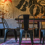 Mustan metallisen VANTAGGIO BRUSH-bistrotuolin takanäkymä pöydän ääressä, valmistaja hjh OFFICE