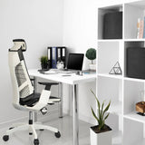 High End -toimistotuoli GENIDIA PRO WHITE värissä mustavalkoinen valkoisen työpöydän ääressä modernissa kotitoimistossa, valmistaja hjh OFFICE