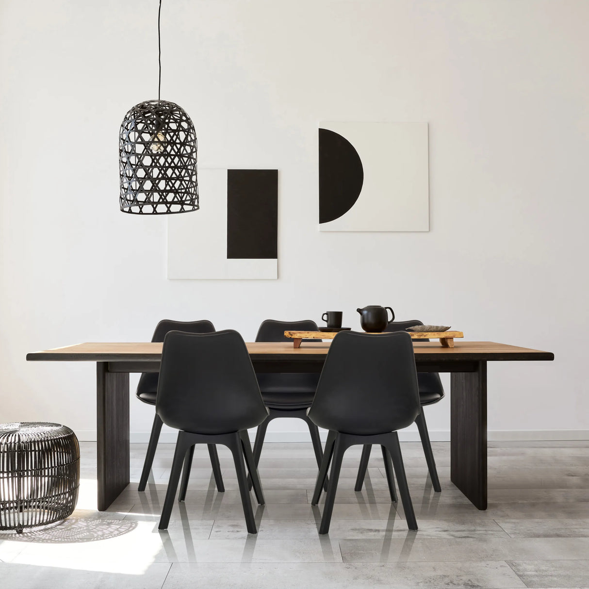 Neljä mustaa kuppituolia SCANDI P puupöydän ääressä modernisti sisustetussa tilassa, valmistaja hjh OFFICE