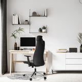 Musta ammattitason toimistotuoli YUCANO I työpöydän ääressä valoisassa huoneessa, valmistaja hjh OFFICE