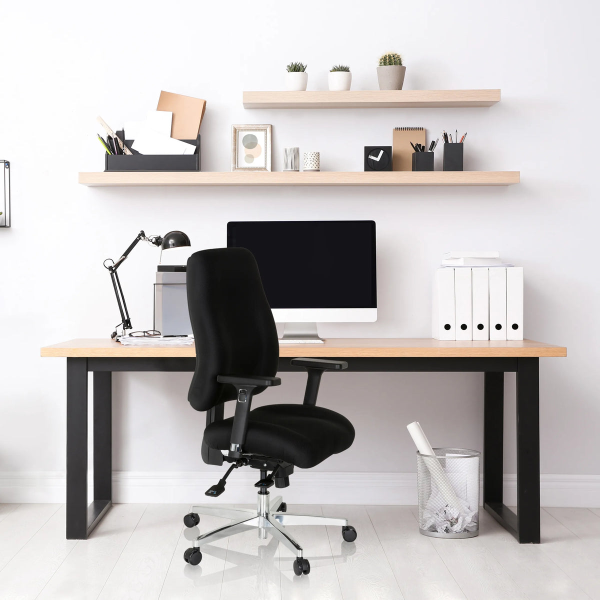 Musta ammattitason toimistotuoli ZENIT COMFORT työpöydän ääressä valoisassa työhuoneessa, valmistaja hjh OFFICE