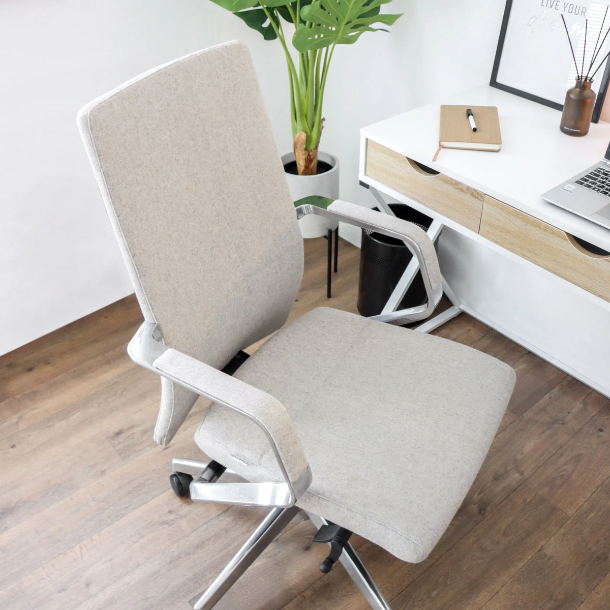 Beige ammattitason toimistotuoli BESSONA käsinojilla ja alumiinijaloilla valkoisen työpöydän edessä, valmistaja hjh OFFICE