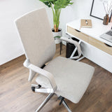 Beige ammattitason toimistotuoli BESSONA käsinojilla ja alumiinijaloilla valkoisen työpöydän edessä, valmistaja hjh OFFICE