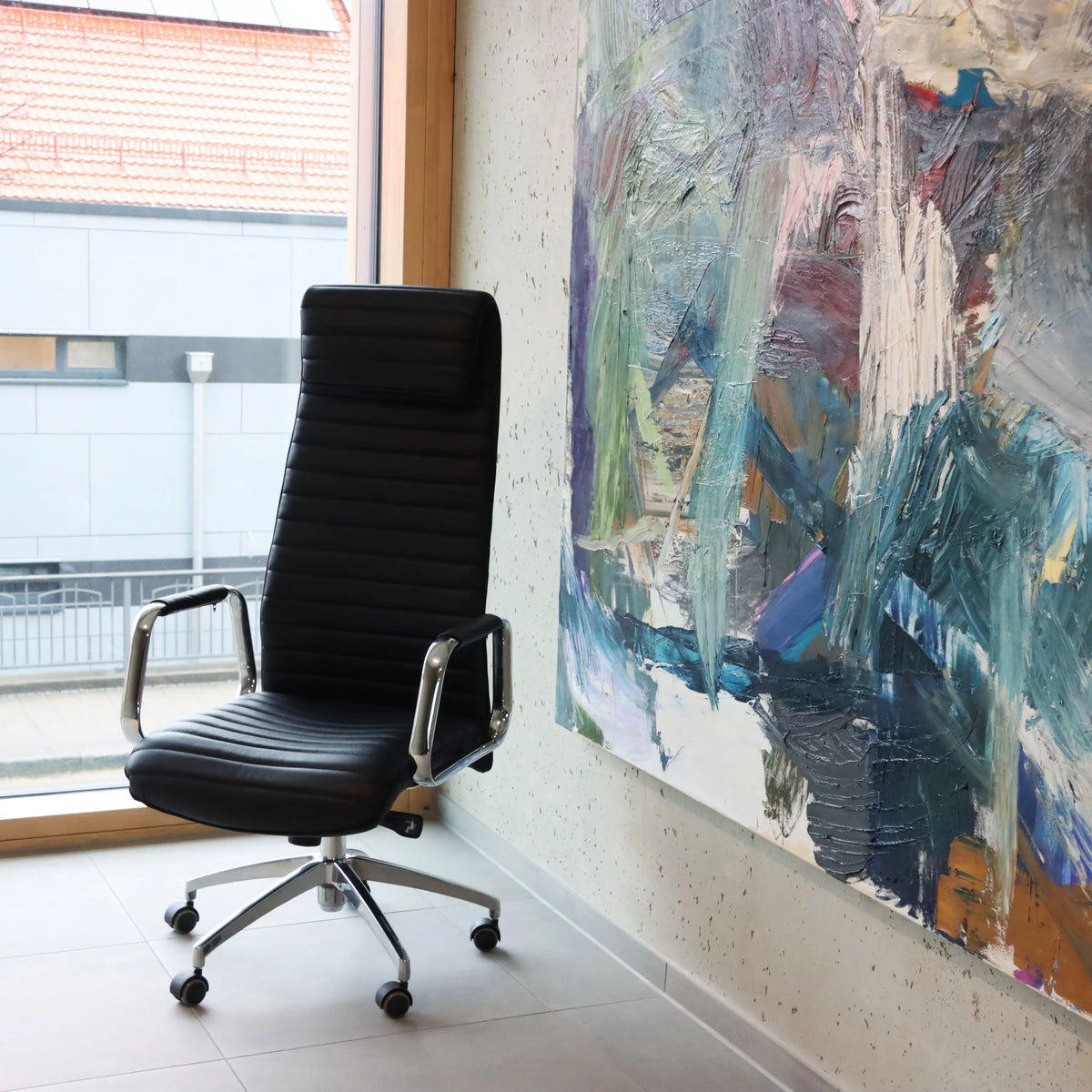 Luksustoimistotuoli ASPERA 20 mustana tikatulla verhoilulla ja kromirungolla, valmistaja hjh OFFICE