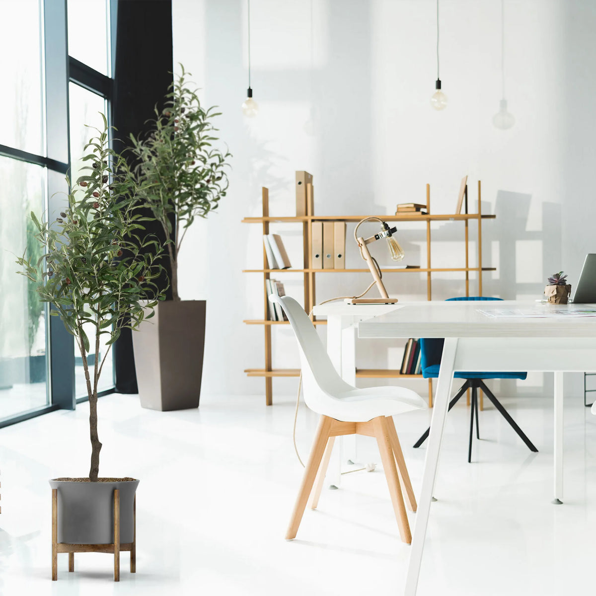 Tekokasvi OLIVE vihreänä harmaassa ruukussa puisellä jalustalla, valmistaja hjh OFFICE