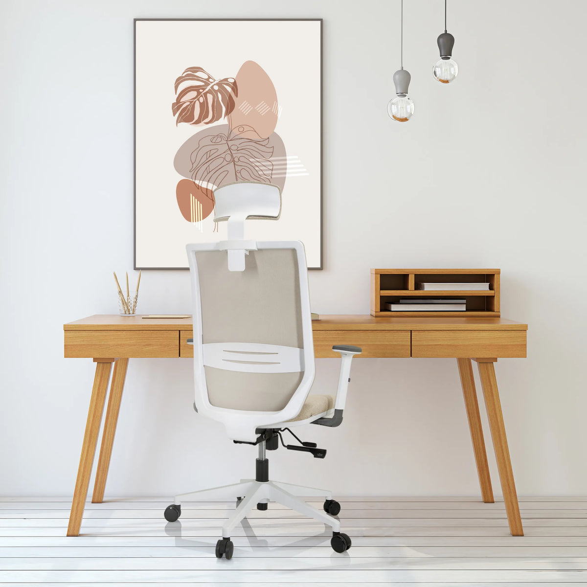 Beige Ammattitason toimistotuoli PROFONDO PRO W niskatuella ja käsinojilla työpöydän edessä, valmistaja hjh OFFICE