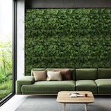 Vihreä kasvimatto LEAFLUXE 2 pystysuorana viherseinänä seinällä sohvan takana, valmistaja hjh LIVING