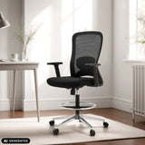 Musta Top Work 44 -työtuoli, jossa on verkkoselkänoja ja jalkarengas, valmistaja hjh OFFICE (tekoälyllä luotu kuva)