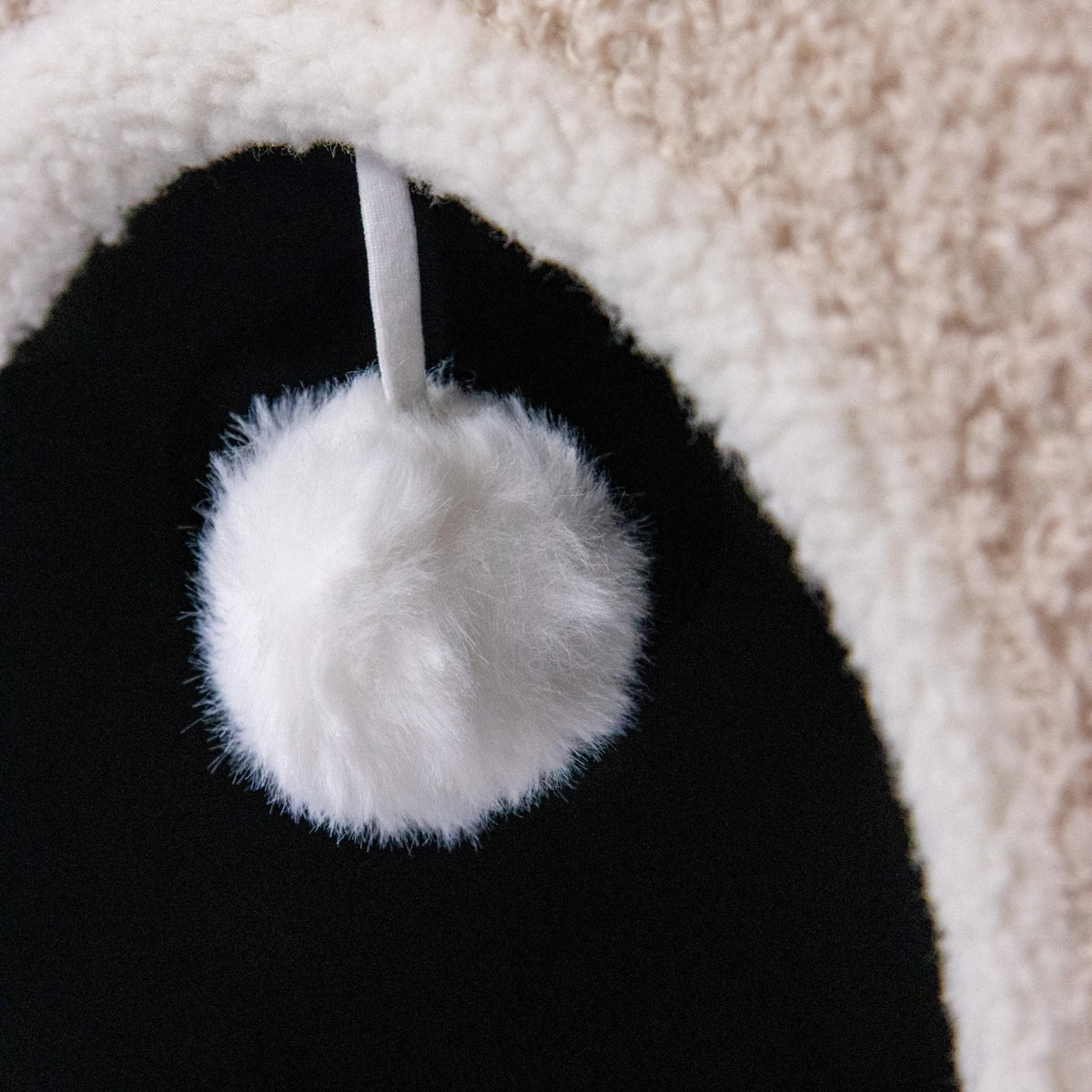 Valkoinen pompon beige-värisessä kissan pesässä PAWY EB, valmistaja hjh LIVING