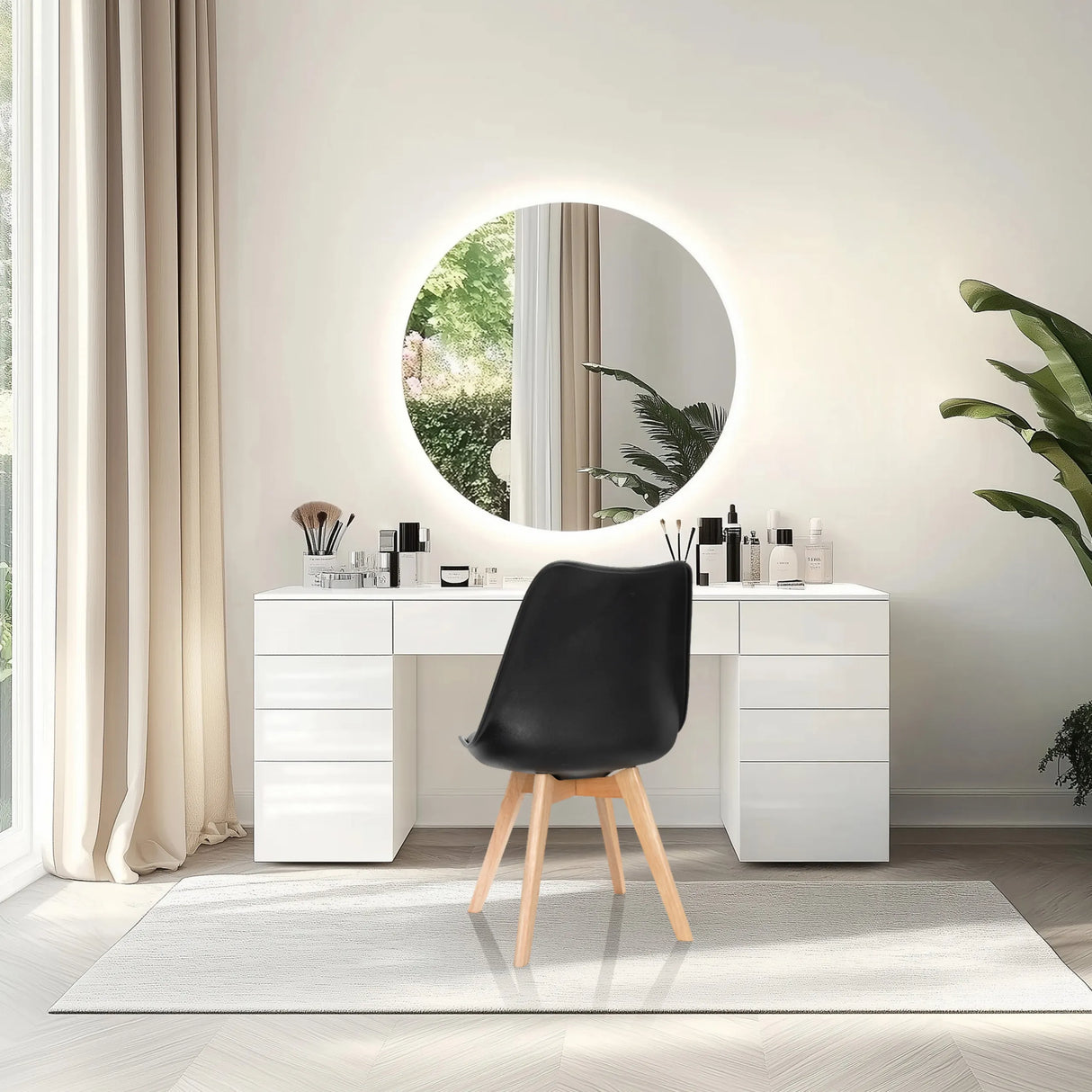 Kuppituoli SCANDI 4 mustana neljällä vaalealla puujalalla valmistaja hjh OFFICE valmistaman kampauspöydän edessä