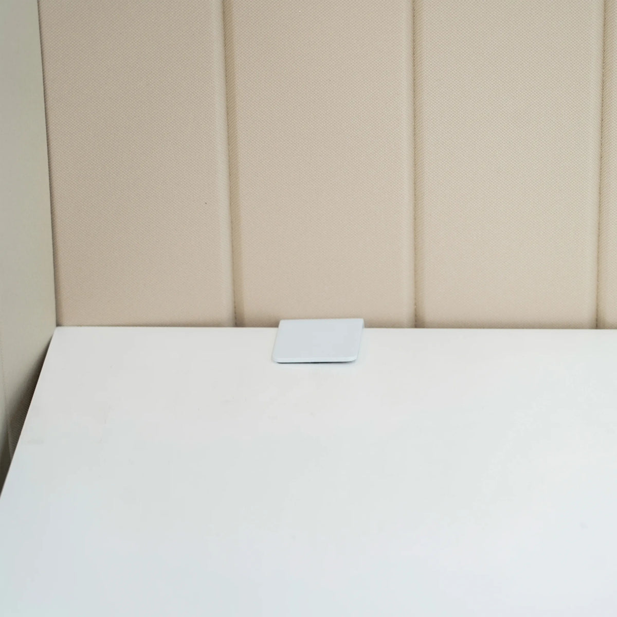 Valkoinen kiinnike FLEXMIUT ROLL työpöydän väliseinän kiinnittämiseksi valkoiseen pöytälevyyn, valmistaja hjh OFFICE