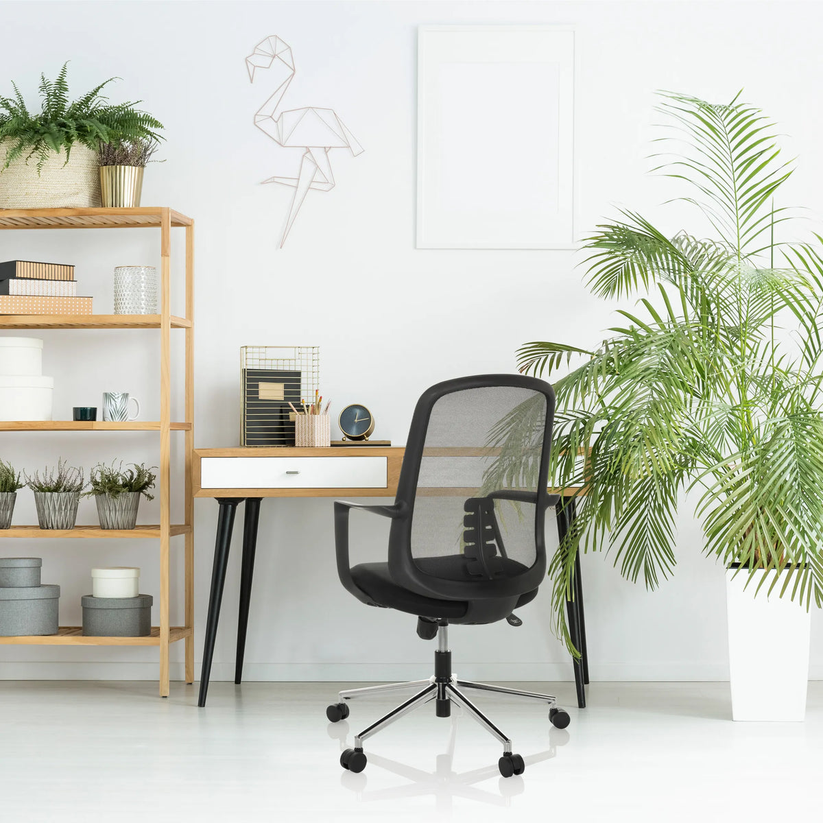 Musta Home Office -toimistotuoli SEDIOLO B, jossa on verkkoselkänoja ja käsinojat, valmistaja hjh OFFICE