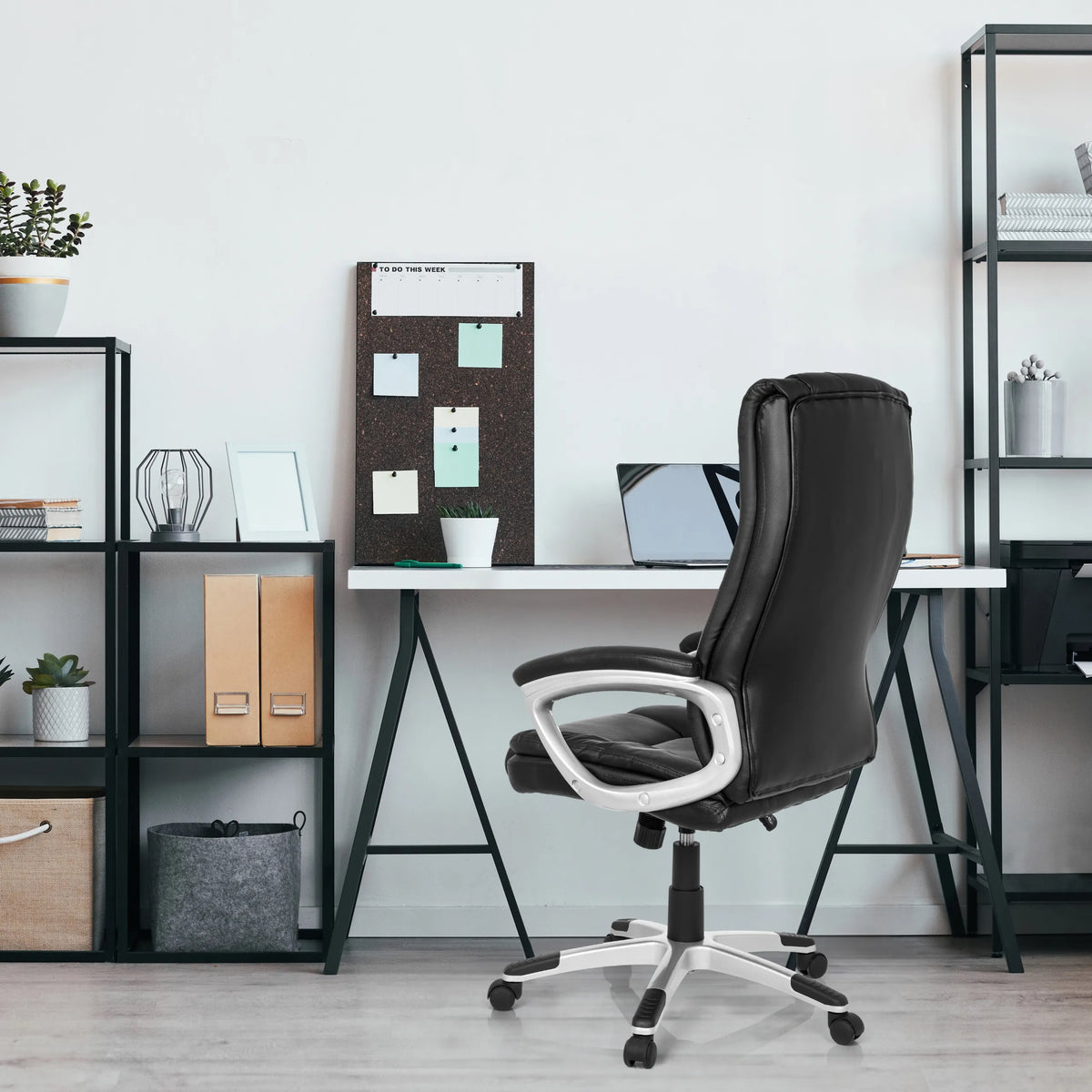 Musta Home Office -toimistotuoli RELAX CL150, jossa on valkoinen jalusta ja käsinojat, valmistaja MyBuero