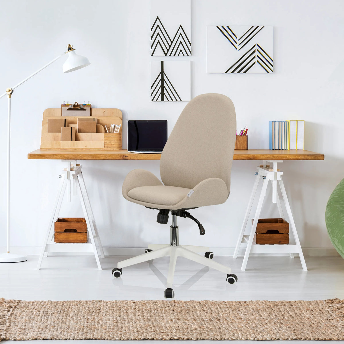 Beige Home Office -toimistotuoli AVEA I viidellä pyörällä ja kaarevalla selkänojalla, valmistaja hjh OFFICE