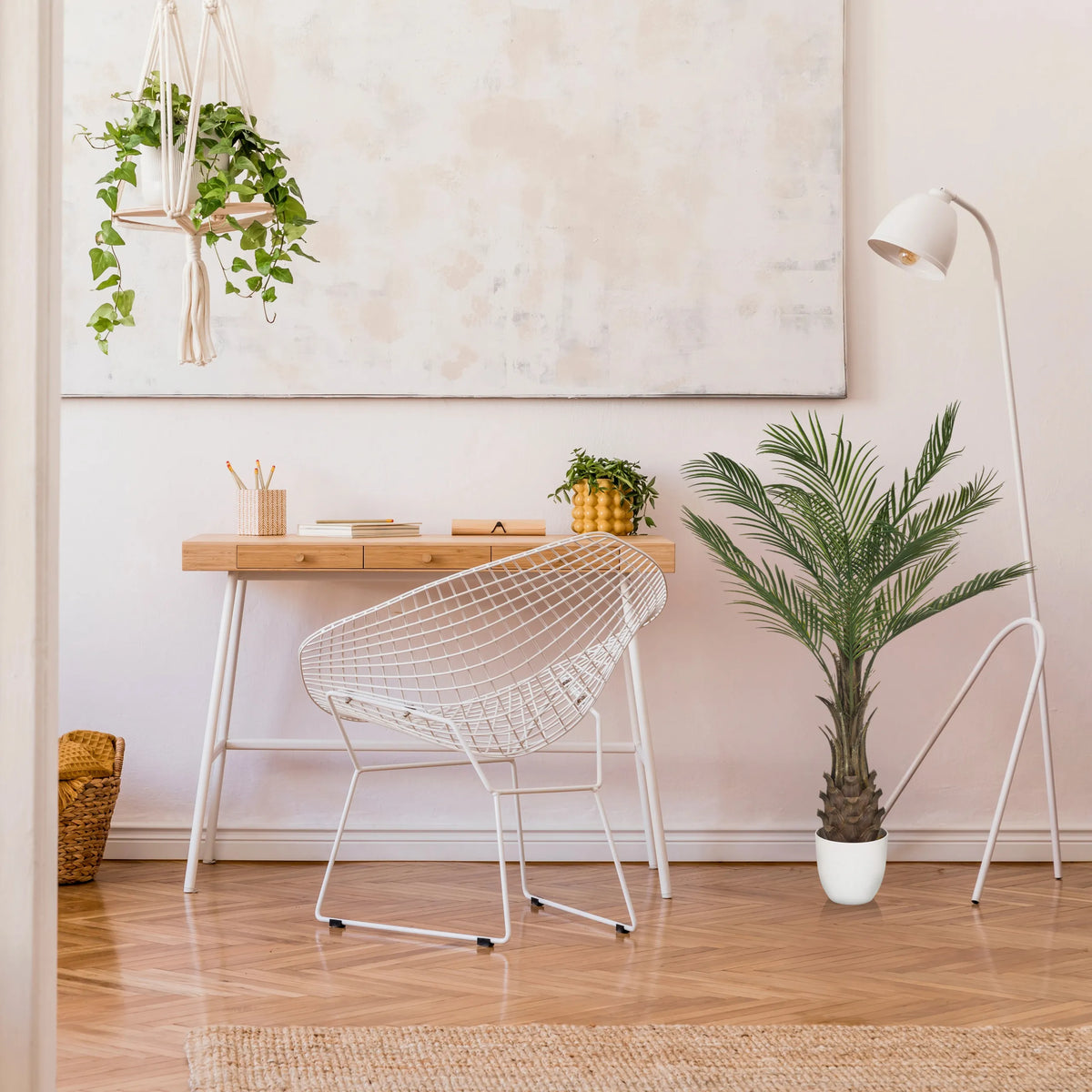 Vihreä Tekokasvi DRACAENA valkoisessa ruukussa työpöydän vieressä, valmistaja hjh OFFICE