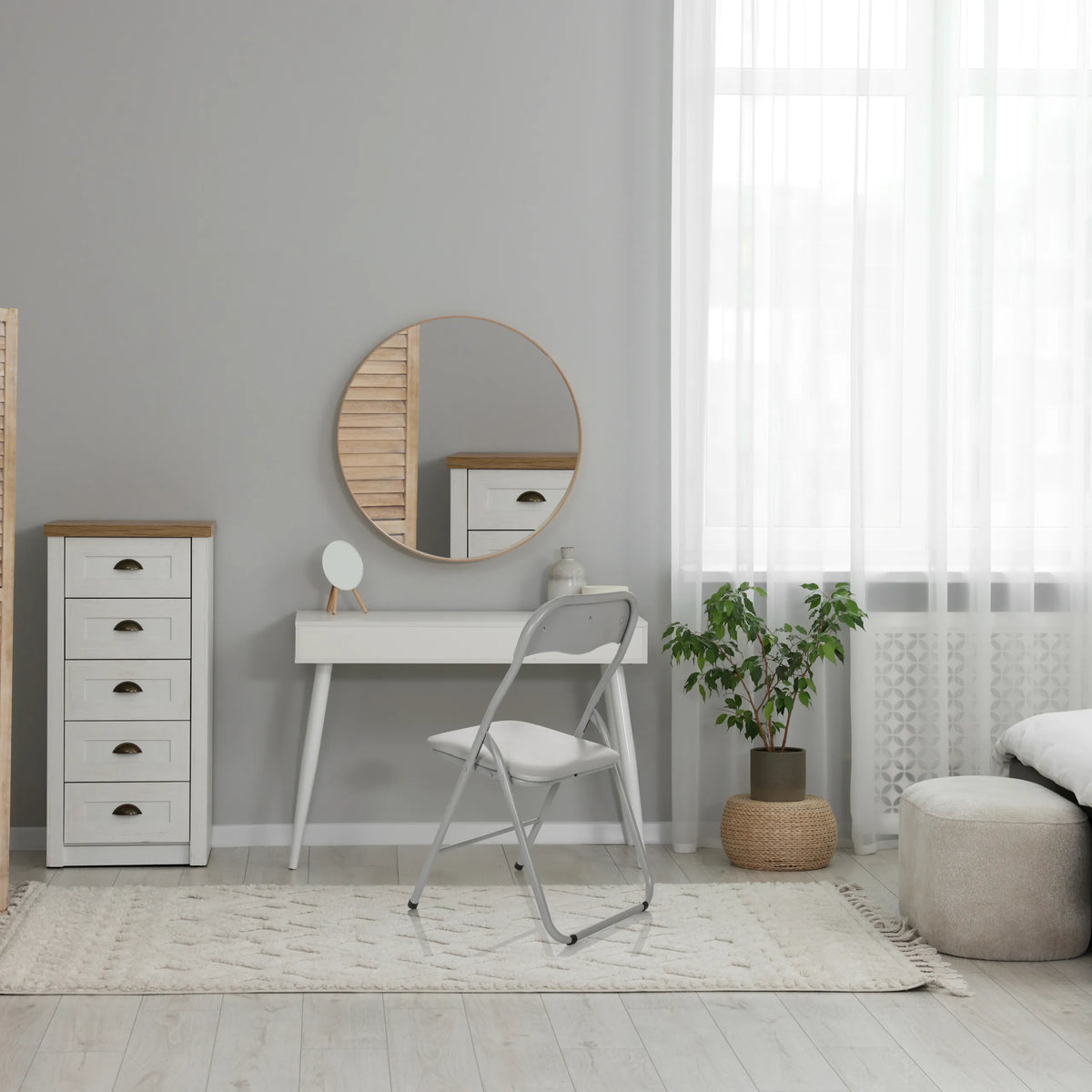 Harmaa kokoontaittuva tuoli TUDELA BASIC PVC-muovista valoisassa huoneessa, jossa on valkoinen meikkipöytä, valmistaja hjh OFFICE