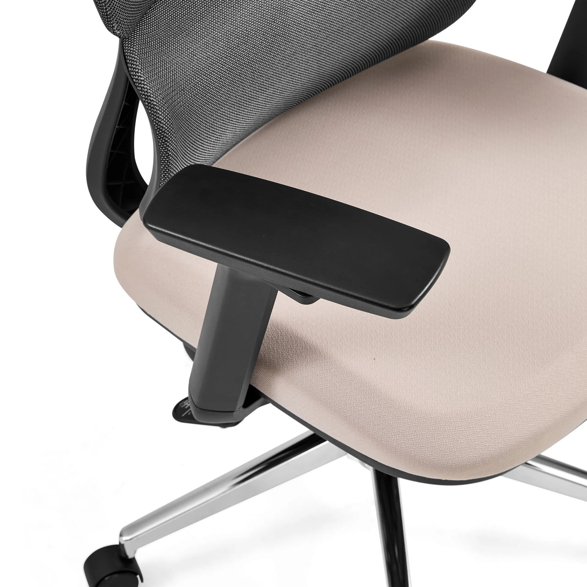 Ammattitason toimistotuolin Ergomy Pro musta käsinoja, beige kangasistuin ja tummanharmaa verkkoselkänoja, valmistaja hjh OFFICE