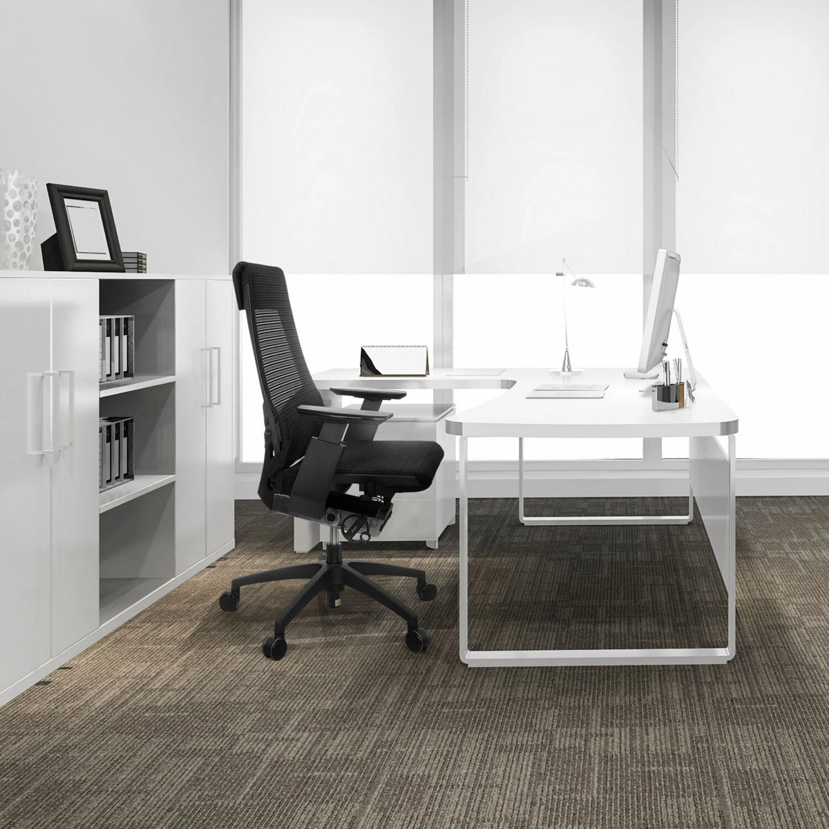 Musta Ammattitason toimistotuoli GENIDIA SMART BLACK verkkoselkänojalla ja käsinojilla, valmistaja hjh OFFICE