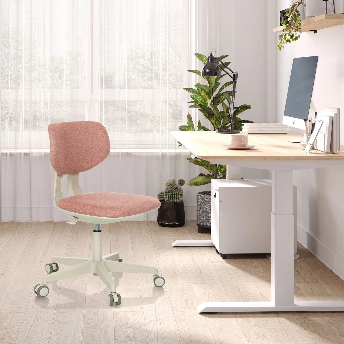 Vaaleanpunainen lasten pyörivä tuoli KID CLASSIC valkoisella rungolla ja pyörillä vaalean työpöydän ääressä, valmistaja hjh OFFICE