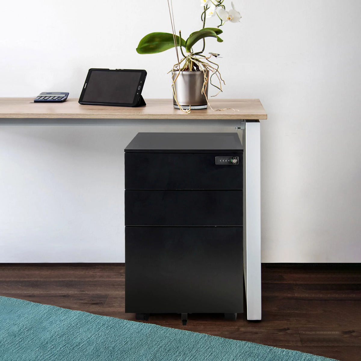 Musta metallinen rullalaatikosto COLOR OS I kolmella laatikolla työpöydän alla, valmistaja hjh OFFICE