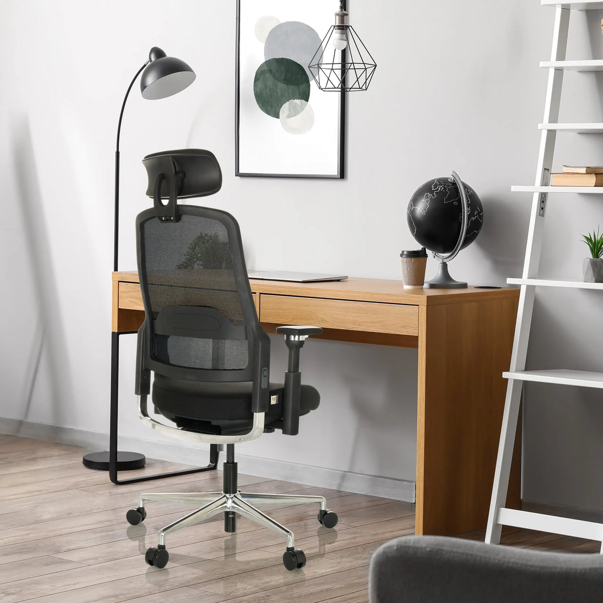 Musta Ammattitason toimistotuoli TERARO AX, jossa on verkkoselkänoja ja niskatuki, pöydän edessä, valmistaja hjh OFFICE
