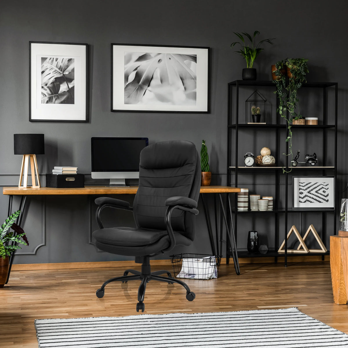 Musta pyörivä tuoli RELAX XXL B keinonahasta, jossa on käsinojat ja pyörät, valmistaja hjh OFFICE