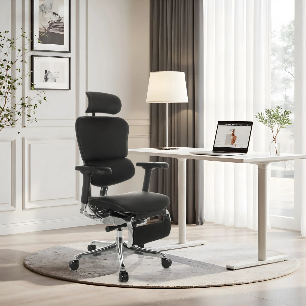 Luksustoimistotuoli ERGOHUMAN PLUS LEGPRO GEN2 mustaa nahkaa, jossa on niskatuki, valkoisen työpöydän ääressä, valmistaja hjh OFFICE