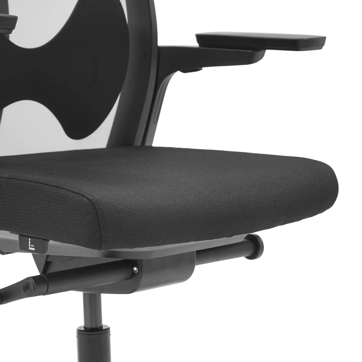 Ammattitason toimistotuolin ARCEO B musta istuin ja käsinoja, valmistaja hjh OFFICE